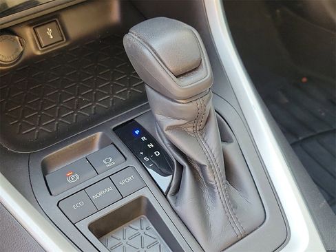 Used 2021 Toyota RAV4 LE image 27