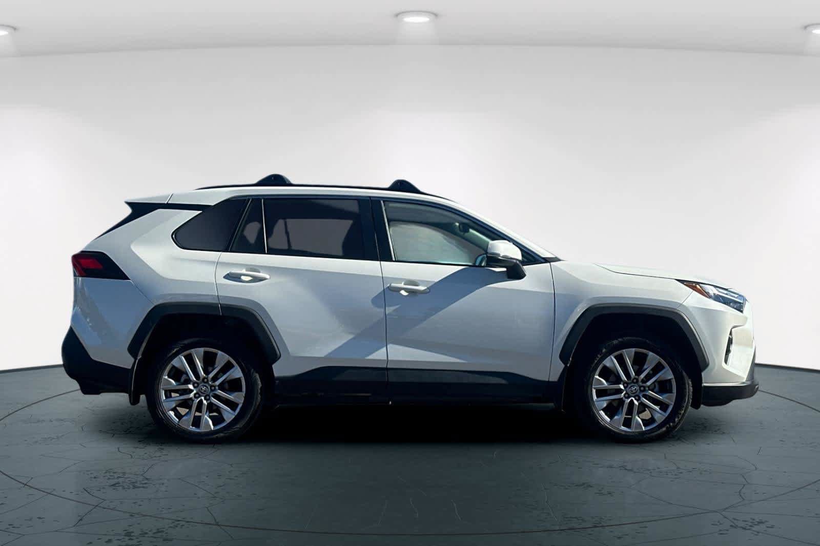 Used 2022 Toyota RAV4 XLE Premium AWD/4WD image 6