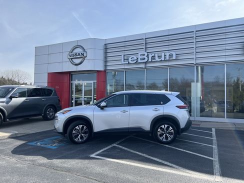 Used 2022 Nissan Rogue SV image 2