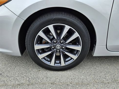 Used 2017 Nissan Altima 2.5 SL w/ Moonroof Package image 9
