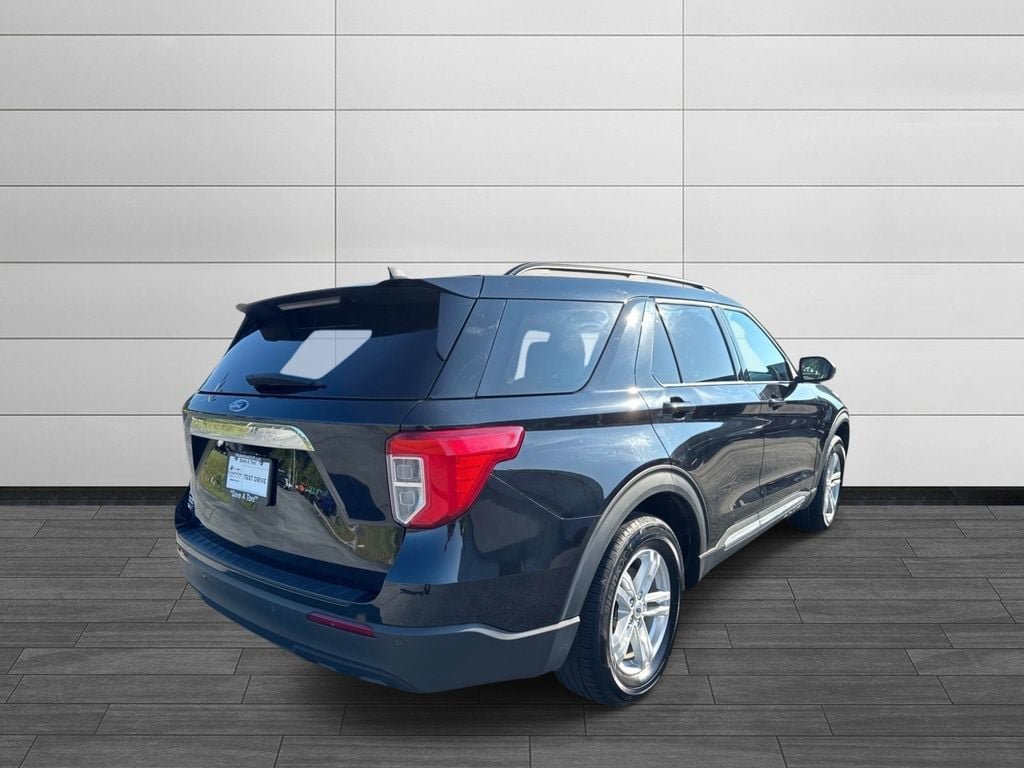 Used 2024 Ford Explorer XLT RWD image 3