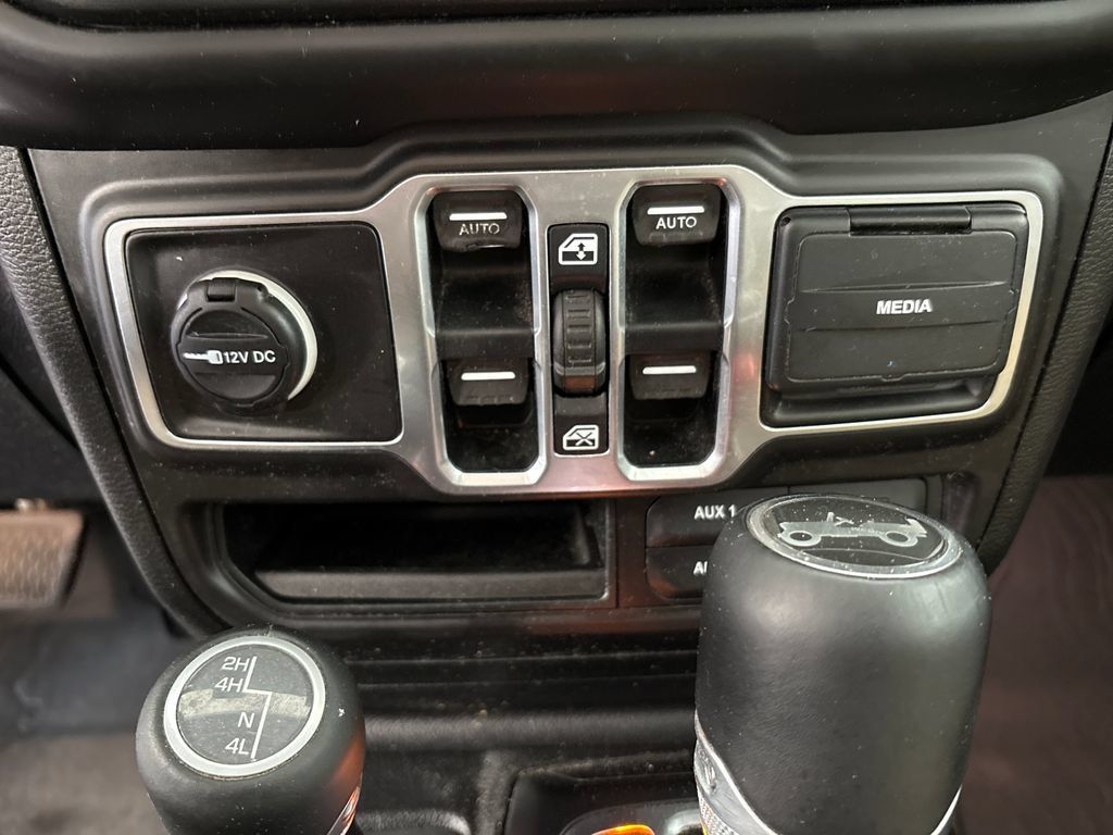 Used 2018 Jeep Wrangler Unlimited Sahara w/ LED Lighting Group AWD/4WD image 14