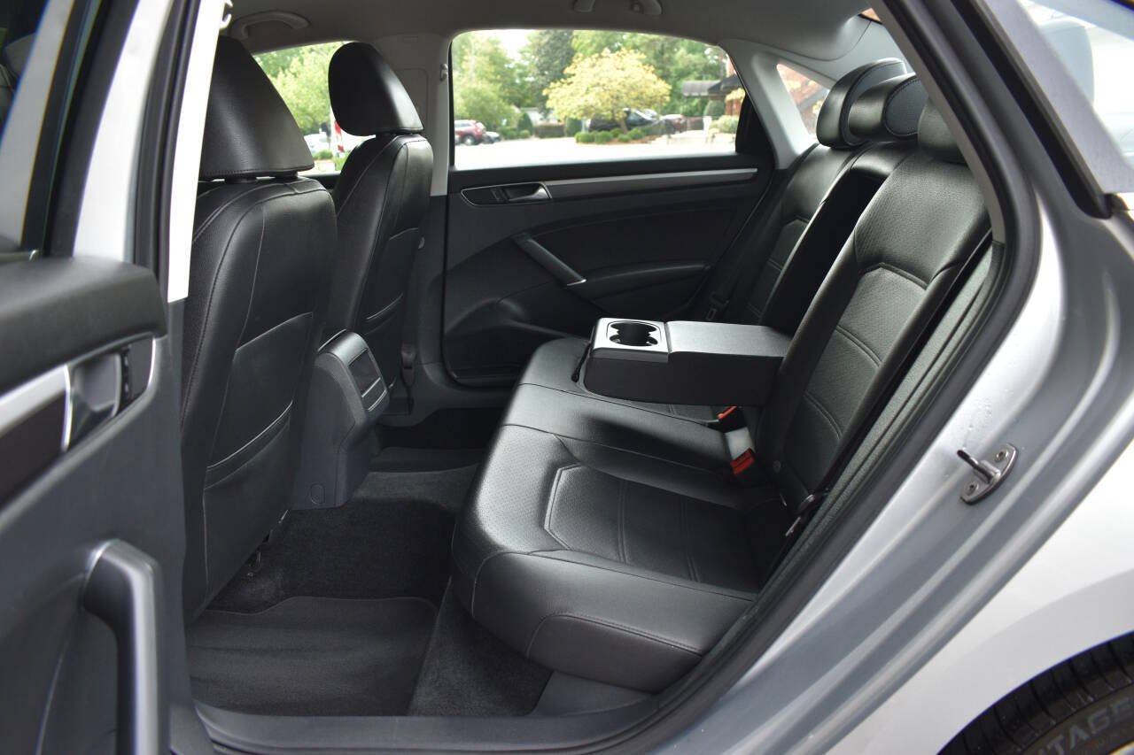 Used 2017 Volkswagen Passat 1.8T R-Line FWD image 9