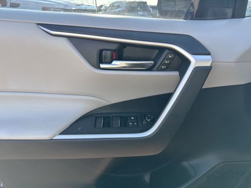 Used 2021 Toyota RAV4 XLE Premium image 11