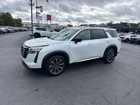 New 2026 Nissan Pathfinder Platinum FWD image 2