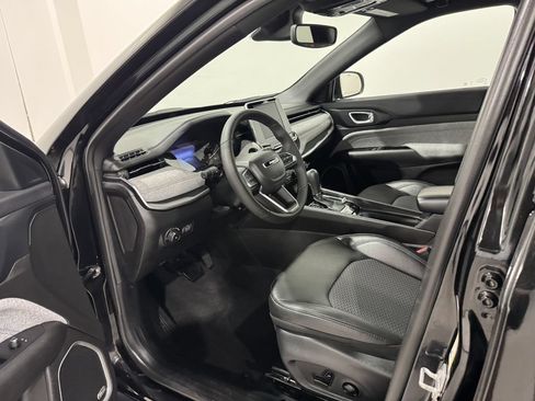 Used 2025 Jeep Compass Latitude w/ Sun & Sound Group AWD/4WD image 16