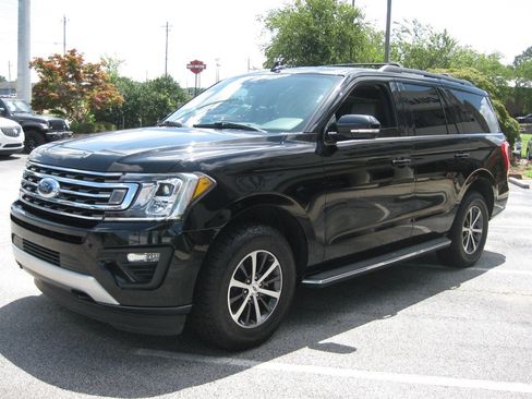 Used 2018 Ford Expedition XLT w/ Equipment Group 202A AWD/4WD image 3