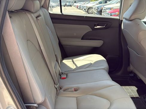 Used 2020 Toyota Highlander XLE image 15