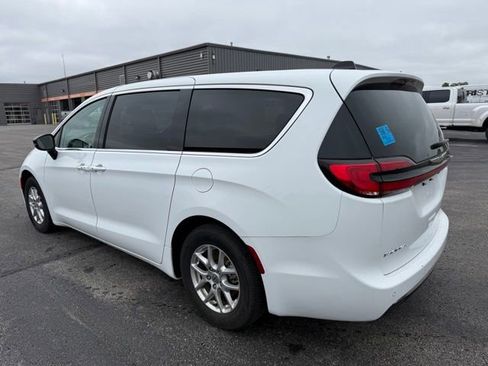 Used 2024 Chrysler Pacifica Touring-L FWD image 6