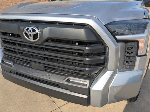 Used 2022 Toyota Tundra SR5 w/ SR5 Convenience Package image 5