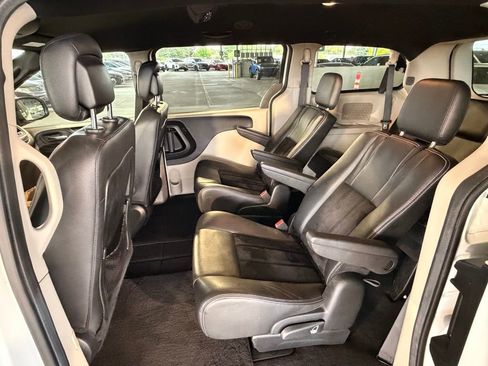 Used 2018 Dodge Grand Caravan SXT FWD image 34