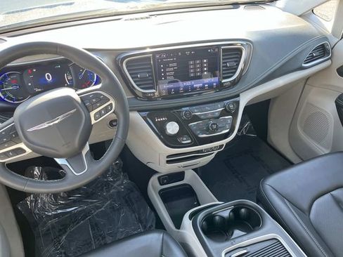 Used 2024 Chrysler Pacifica Limited FWD image 17