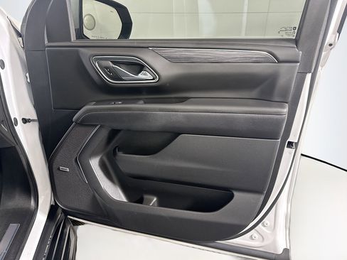 Used 2024 GMC Yukon XL SLT image 35