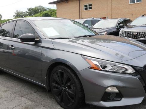 Used 2022 Nissan Altima 2.5 SR w/ Midnight Edition Package FWD image 3