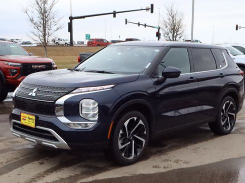 Used 2024 Mitsubishi Outlander SE image 3