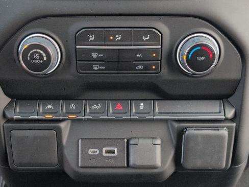 Used 2024 Chevrolet Silverado 1500 Custom image 17