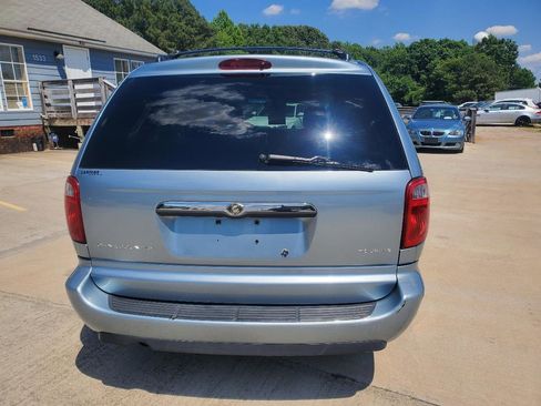 Used 2005 Chrysler Town & Country Touring FWD image 8