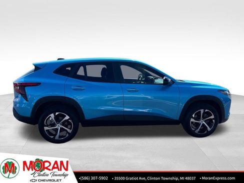 Certified 2025 Chevrolet Trax RS w/ Driver Confidence Package FWD image 7