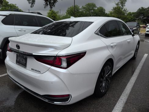 Used 2024 Lexus ES 300h w/ Technology Package FWD image 3