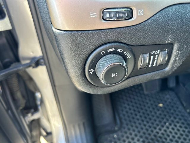 Used 2016 Jeep Cherokee Latitude w/ Cold Weather Group AWD/4WD image 16