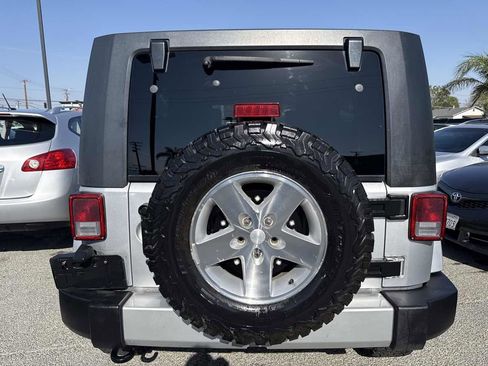 Used 2010 Jeep Wrangler Unlimited Sahara AWD/4WD image 4