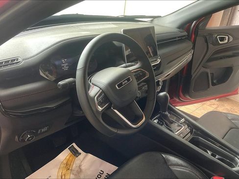 Used 2025 Jeep Compass Trailhawk AWD/4WD image 4