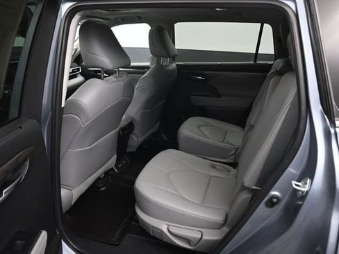Used 2023 Toyota Highlander Limited AWD/4WD image 10