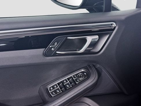 Certified 2023 Porsche Macan AWD/4WD image 19