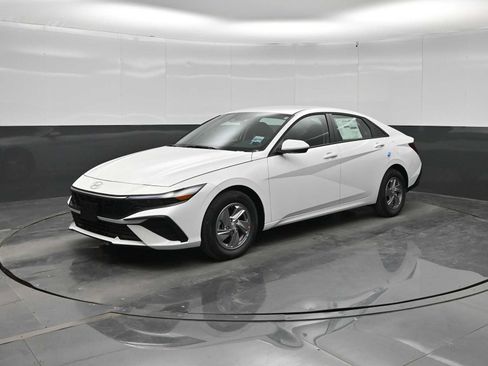 New 2026 Hyundai Elantra SE FWD image 4