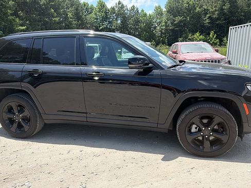 Used 2025 Jeep Grand Cherokee Limited w/ Black Appearance Package AWD/4WD image 7