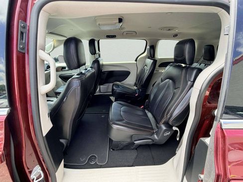 Used 2017 Chrysler Pacifica Touring FWD image 25