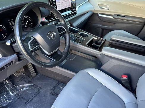 Certified 2022 Toyota Sienna XLE AWD/4WD image 9