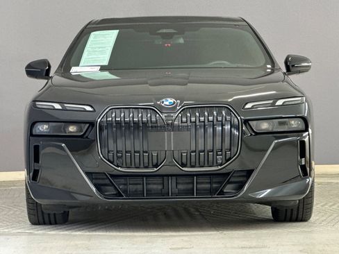 Used 2025 BMW 740i w/ Premium Package image 6