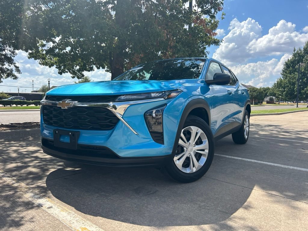 Used 2025 Chevrolet Trax LS FWD image 4