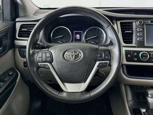 Used 2019 Toyota Highlander XLE image 18