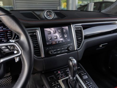 Certified 2017 Porsche Macan Turbo AWD/4WD image 31
