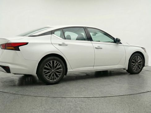 Used 2025 Nissan Altima 2.5 SV image 9