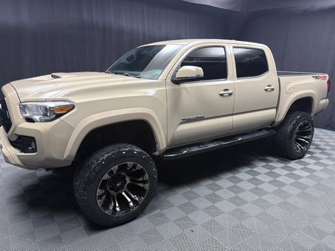 Used 2017 Toyota Tacoma TRD Sport w/ Tow Package (A/T) AWD/4WD image 14