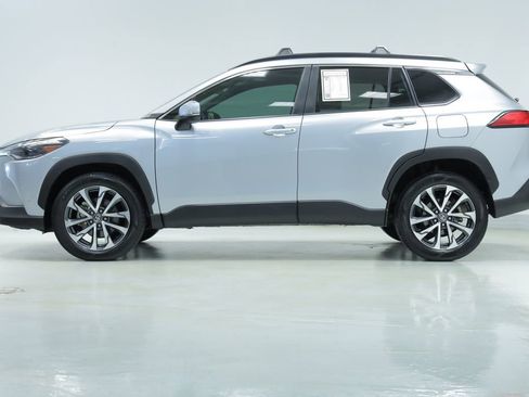 Used 2022 Toyota Corolla Cross XLE FWD image 4