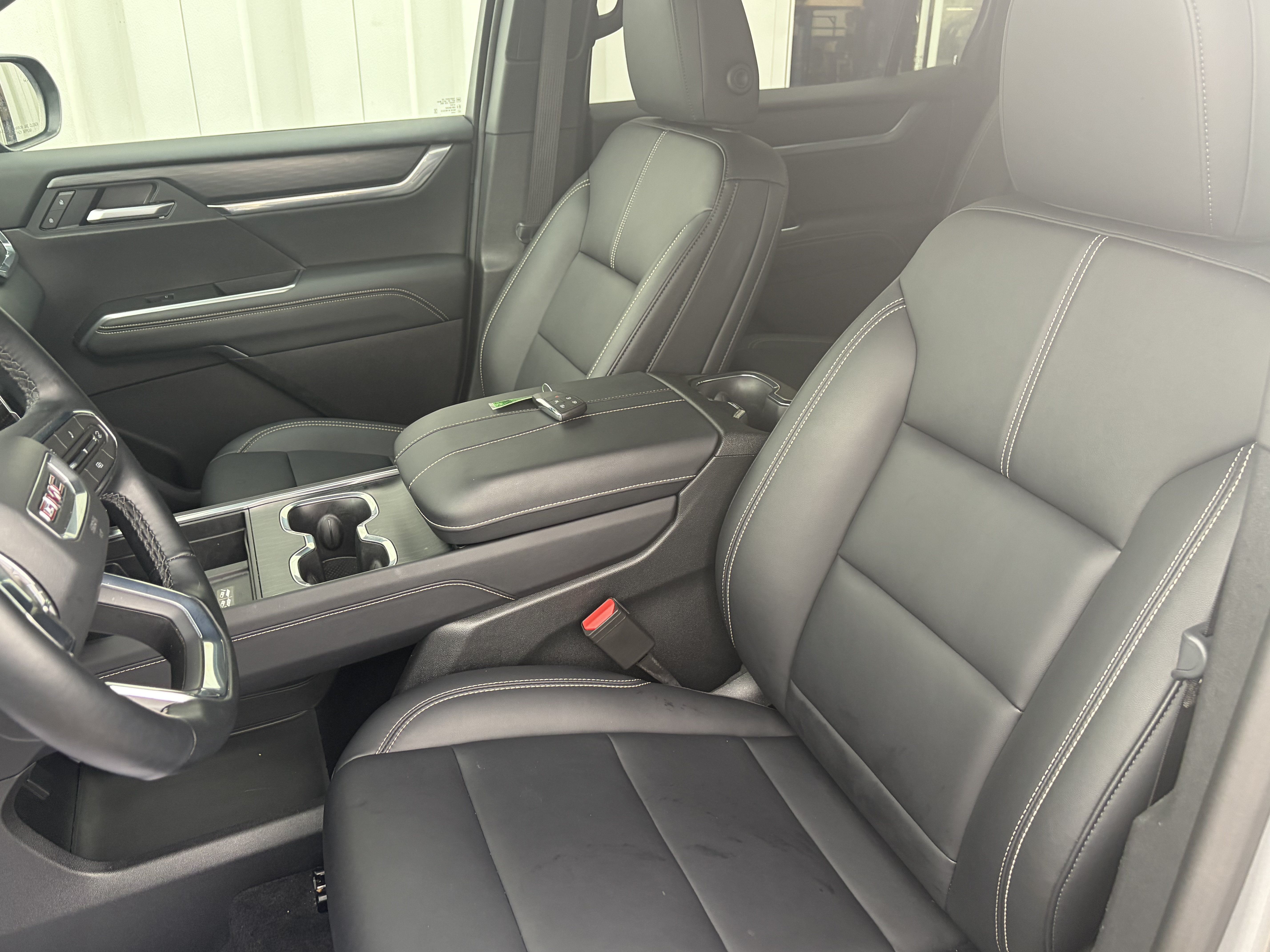 Used 2026 GMC Acadia Elevation w/ Elevation Premium Package FWD image 9