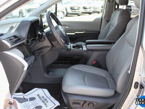 Used 2023 Toyota Sienna XLE AWD/4WD image 16