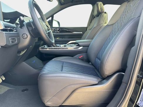 Certified 2025 Cadillac Escalade IQ Sport 1 w/ LPO, ONYX Package AWD/4WD image 17