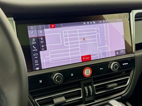 Certified 2025 Porsche Macan AWD/4WD image 19