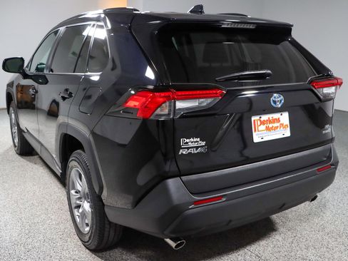 Used 2022 Toyota RAV4 LE AWD/4WD image 9