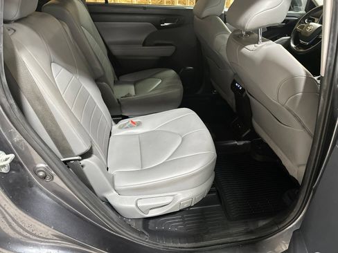 Used 2020 Toyota Highlander XLE FWD image 16