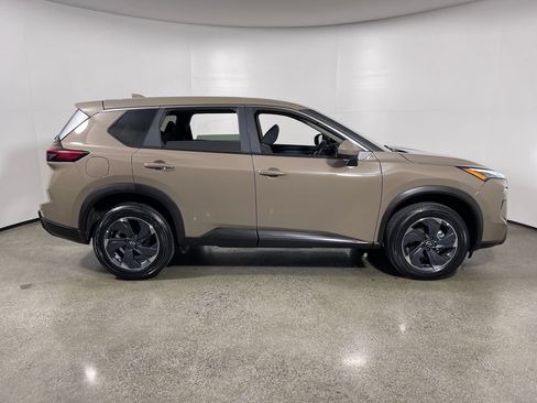 Used 2025 Nissan Rogue SV AWD/4WD image 2