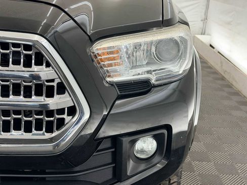 Used 2016 Toyota Tacoma TRD Sport image 9