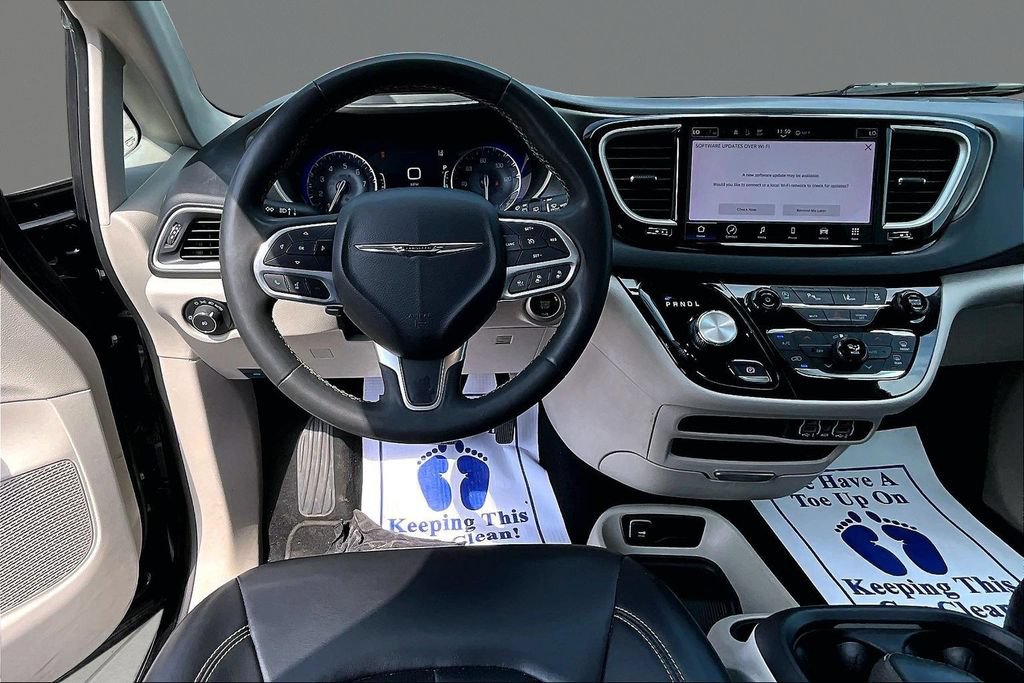Used 2023 Chrysler Pacifica Touring-L FWD image 5