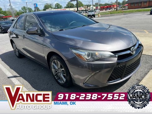 Used 2017 Toyota Camry SE w/ Moonroof Package FWD image 2