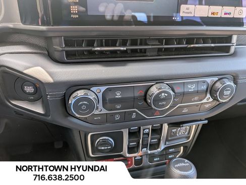 Used 2026 Jeep Gladiator Mojave AWD/4WD image 17